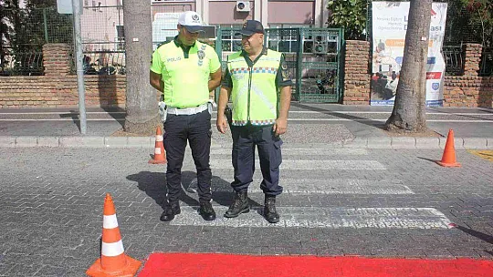 MARMARİS'TE YAYA GEÇİTLERİ KIRMIZIYA BOYANDI