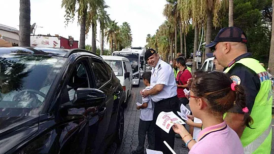 MARMARİS'TE YAYA GEÇİTLERİ KIRMIZIYA BOYANDI