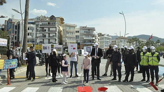 Marmaris'te yaya geçitlerine kırmızı çizgi çekildi