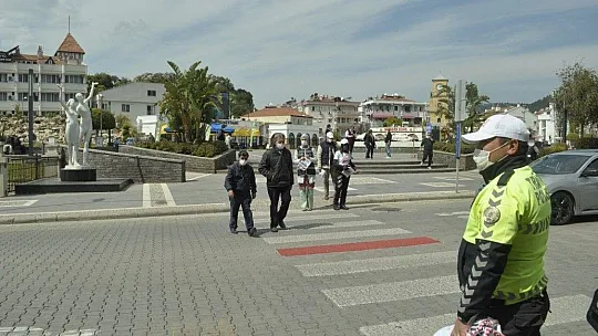 Marmaris'te yaya geçitlerine kırmızı çizgi çekildi