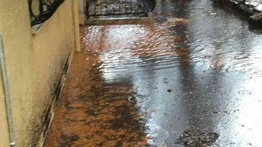 Marmaris'te yollar göle döndü, bazı evleri su bastı