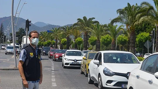 Marmaris'teki  son bayram tatilcileri de geri dönüyor