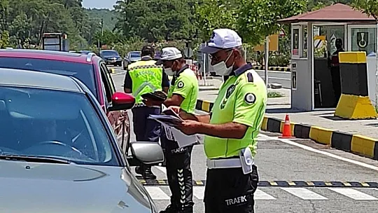 Marmaris'teki  son bayram tatilcileri de geri dönüyor