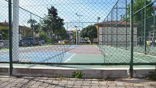 Marmaris'teki basketbol sahasının tel örgüleri tahrip edildi