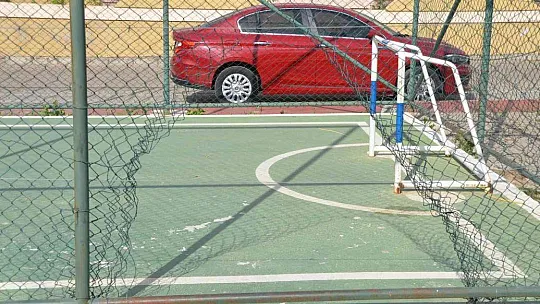 Marmaris'teki basketbol sahasının tel örgüleri tahrip edildi
