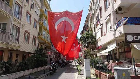 Marmaris'teki bu sokak sekizinci kez 23 Nisan coşkusuna hazırlanıyor