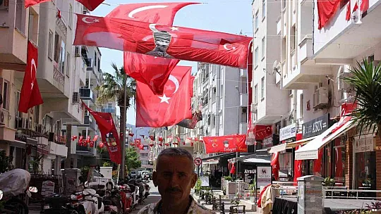 Marmaris'teki bu sokak sekizinci kez 23 Nisan coşkusuna hazırlanıyor