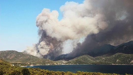 Marmaris'teki yangın Hisarönü Körfezi'ni tehdit ediyor