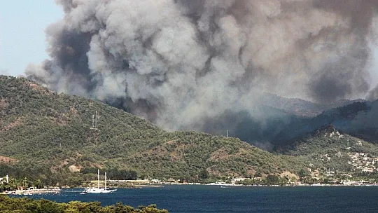 Marmaris'teki yangın Hisarönü Körfezi'ni tehdit ediyor