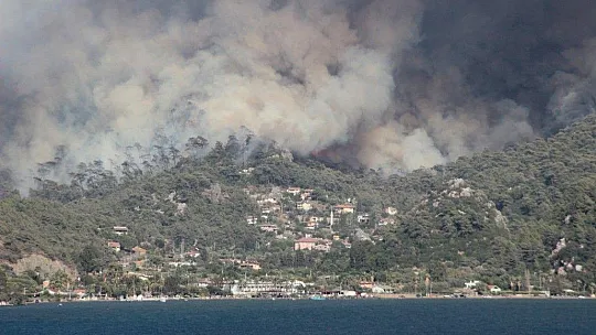Marmaris'teki yangın Hisarönü Körfezi'ni tehdit ediyor
