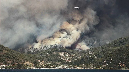 Marmaris'teki yangın Hisarönü Körfezi'ni tehdit ediyor