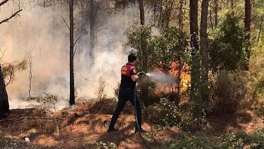 Marmaris yangınına 15 helikopter, 8 uçak müdahale ediyor