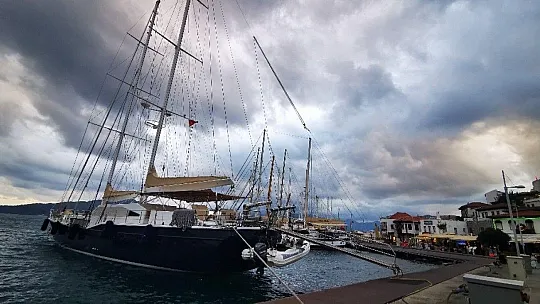 Marmarisli Balıkçılar  sağanak yağış ve fırtına uyarısına karşı teknelerini sağlama aldılar