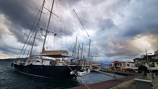Marmarisli Balıkçılar  sağanak yağış ve fırtına uyarısına karşı teknelerini sağlama aldılar