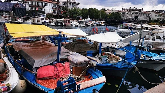 Marmarisli Balıkçılar  sağanak yağış ve fırtına uyarısına karşı teknelerini sağlama aldılar