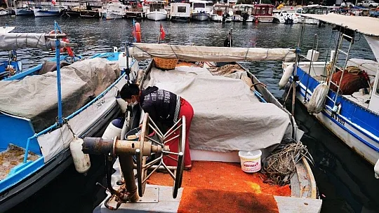 Marmarisli Balıkçılar  sağanak yağış ve fırtına uyarısına karşı teknelerini sağlama aldılar