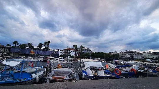 Marmarisli Balıkçılar  sağanak yağış ve fırtına uyarısına karşı teknelerini sağlama aldılar