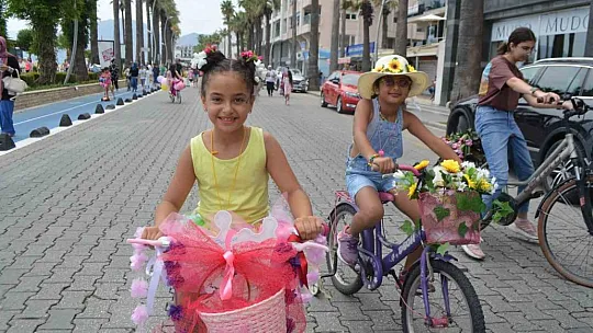 Öğrenciler doğa için pedal çevirip dans etti