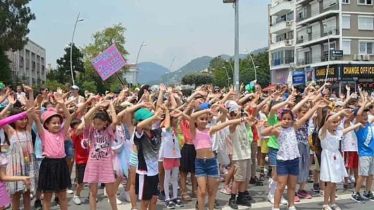 Öğrenciler doğa için pedal çevirip dans etti