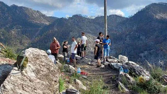 Marmarisli vatandaşlar yanan tepeye Türk Bayrağı dikti