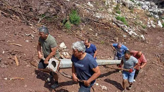 Marmarisli vatandaşlar yanan tepeye Türk Bayrağı dikti