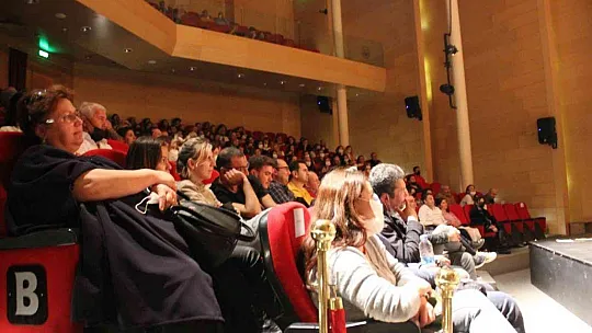 Marmarisliler 'Bir anarşistin kaza sonucu ölümü' isimli tiyatroya yoğun ilgi gösterdi