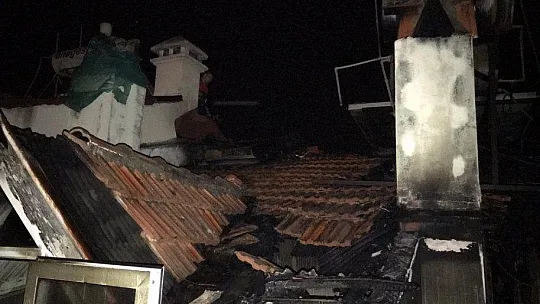 Marmariste çatı katında çıkan yangında iki ev zarar gördü