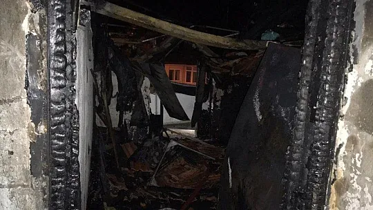Marmariste çatı katında çıkan yangında iki ev zarar gördü