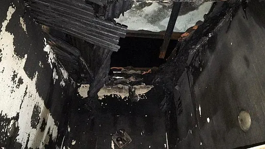 Marmariste çatı katında çıkan yangında iki ev zarar gördü