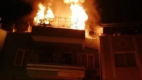 Marmariste çatı katında çıkan yangında iki ev zarar gördü