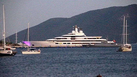 Mega yatı gören dönüp bir daha baktı