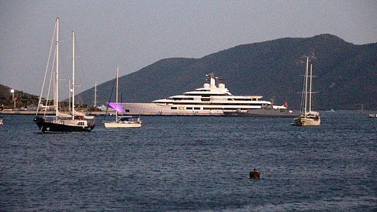 Mega yatı gören dönüp bir daha baktı