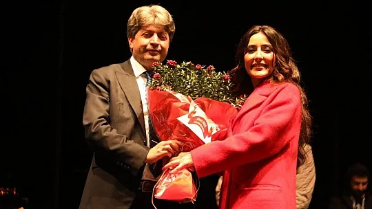 Melek Mosso'dan hayranlarına müjde