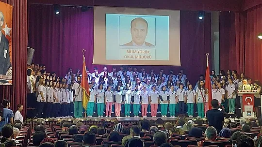 Okulu başarı ile bitiren 123 öğrenci törenle mezun edildi