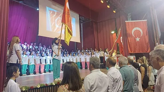 Okulu başarı ile bitiren 123 öğrenci törenle mezun edildi