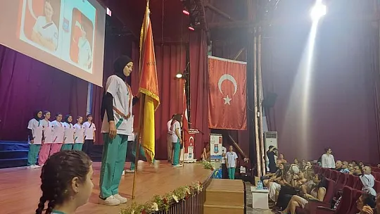 Okulu başarı ile bitiren 123 öğrenci törenle mezun edildi