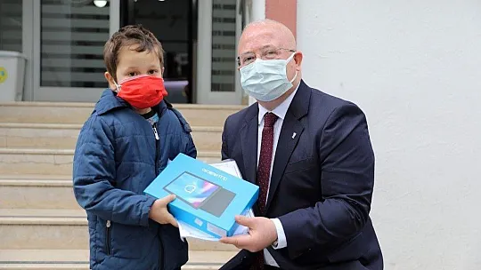 Menteşe Belediyesi Öğrencilere Tablet Dağıtmaya Devam Ediyor
