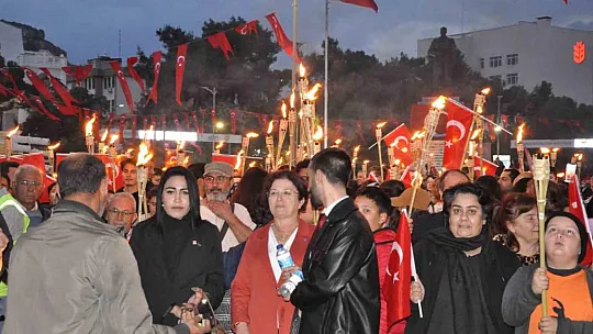 19 Mayıs coşkusu gece de sürdü