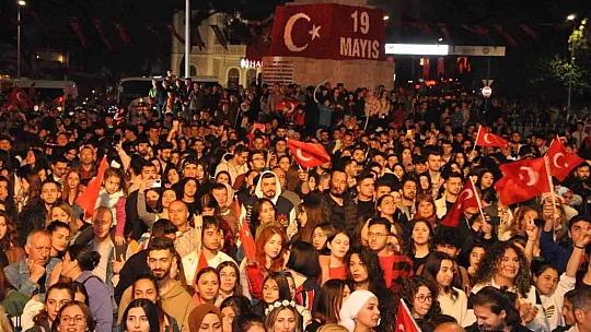 19 Mayıs coşkusu gece de sürdü