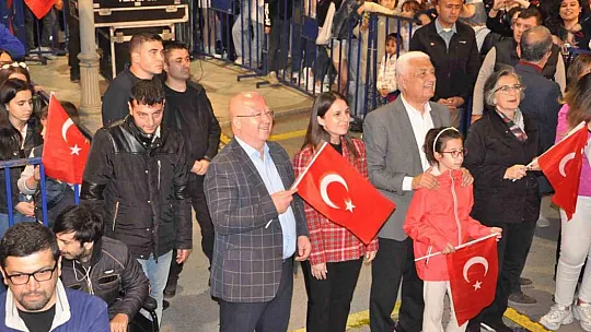 19 Mayıs coşkusu gece de sürdü