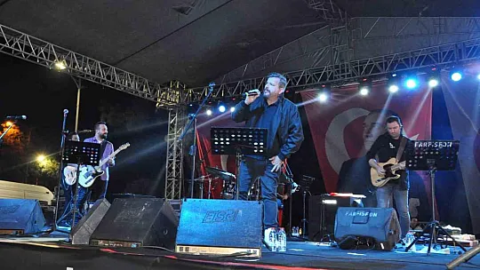 19 Mayıs coşkusu gece de sürdü
