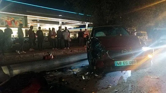 Menteşe'de 3 araç birbirine girdi: 2 yaralı