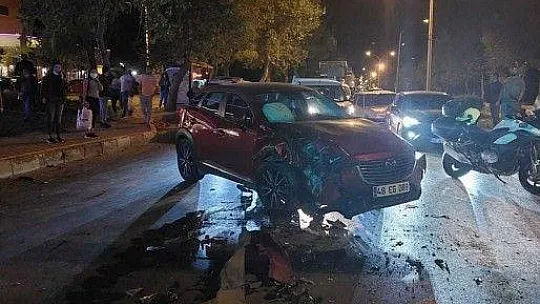 Menteşe'de 3 araç birbirine girdi: 2 yaralı
