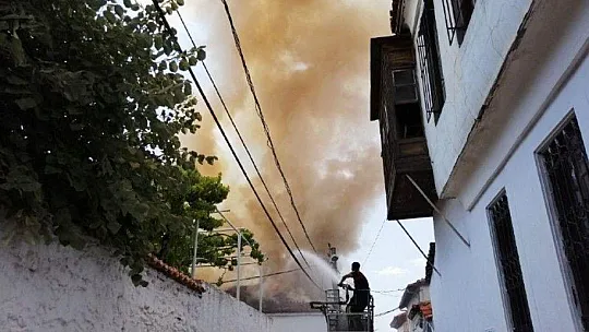Menteşe'de korkutan çatı yangını