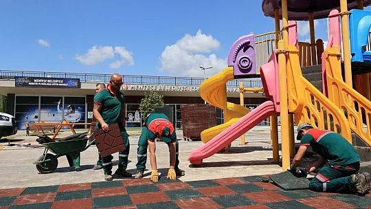 Parkların zeminleri yenileniyor