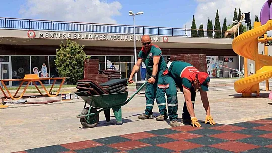 Parkların zeminleri yenileniyor