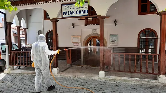 Menteşe ekiplerinden camilere bayram temizliği 