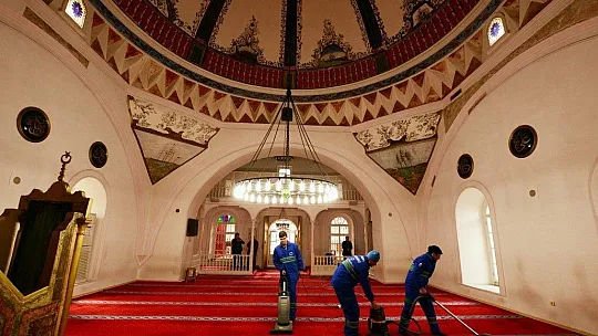 Menteşe ekiplerinden camilere bayram temizliği 