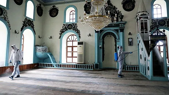 Menteşe ekiplerinden camilere bayram temizliği 