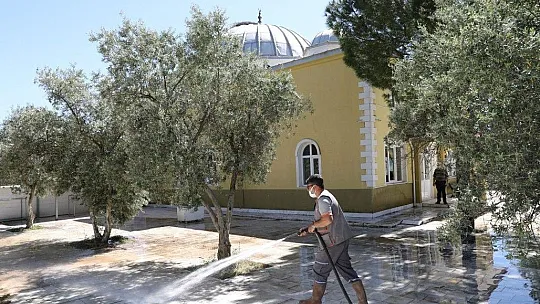 Menteşe ekiplerinden camilere bayram temizliği 